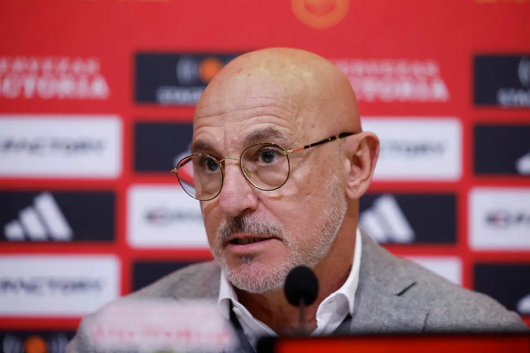 El entrenador de la selecci&oacute;n espa&ntilde;ola, Luis de la Fuente, durante una rueda de prensa ofrecida este viernes en la Ciudad del F&uacute;tbol de Las Rozas. EFE/Zipi Arag&oacute;n