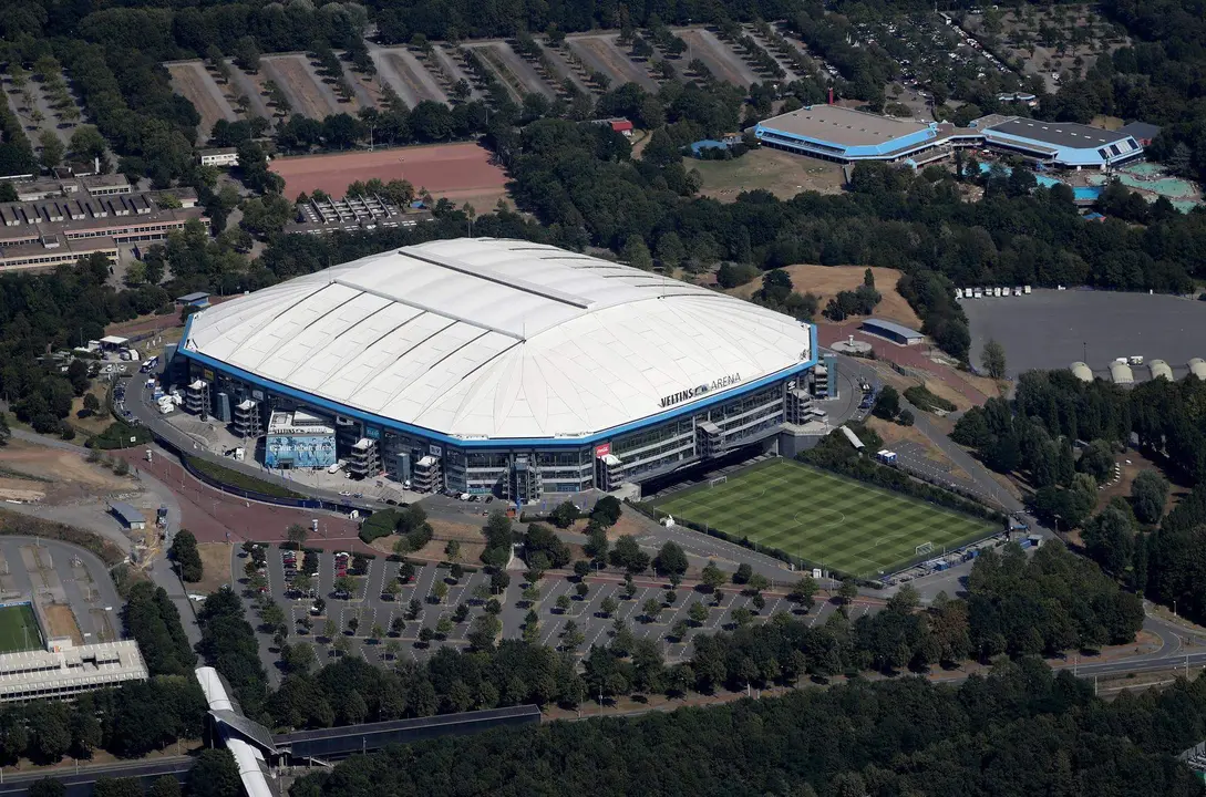 Imagen a&eacute;rea del estadio Veltins-Arena, en Gelsenkirchen, Alemania. EFE/EPA/FRIEDEMANN VOGEL