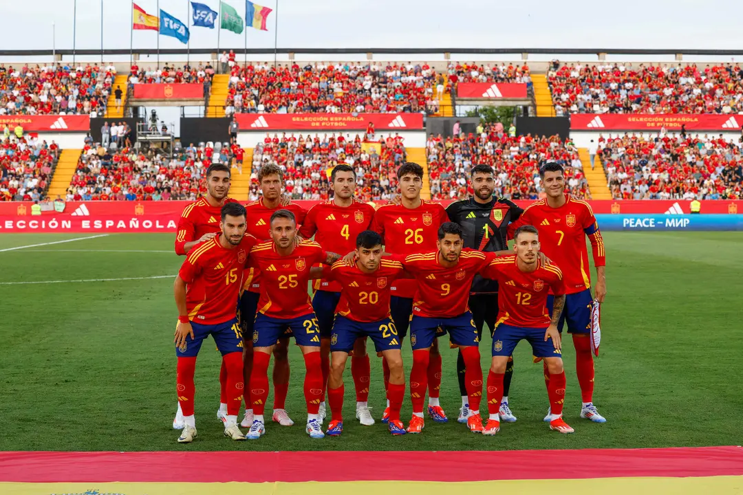 Los jugadores de la selecci&oacute;n espa&ntilde;ola de f&uacute;tbol posan antes del partido amistoso en el estadio Nuevo Vivero, en Badajoz. EFE/Julio Mu&ntilde;oz