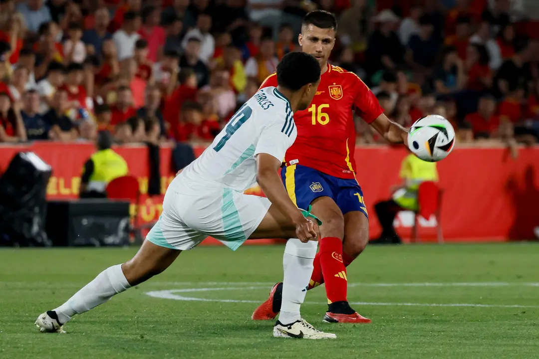 El centrocampista Rodri Hern&aacute;ndez (d) juega un bal&oacute;n ante Shea Charles, de Irlanda del Norte, el &uacute;ltimo partido amistoso disputado por la selecci&oacute;n espa&ntilde;ola antes de la Eurocopa. EFE/Cati Cladera