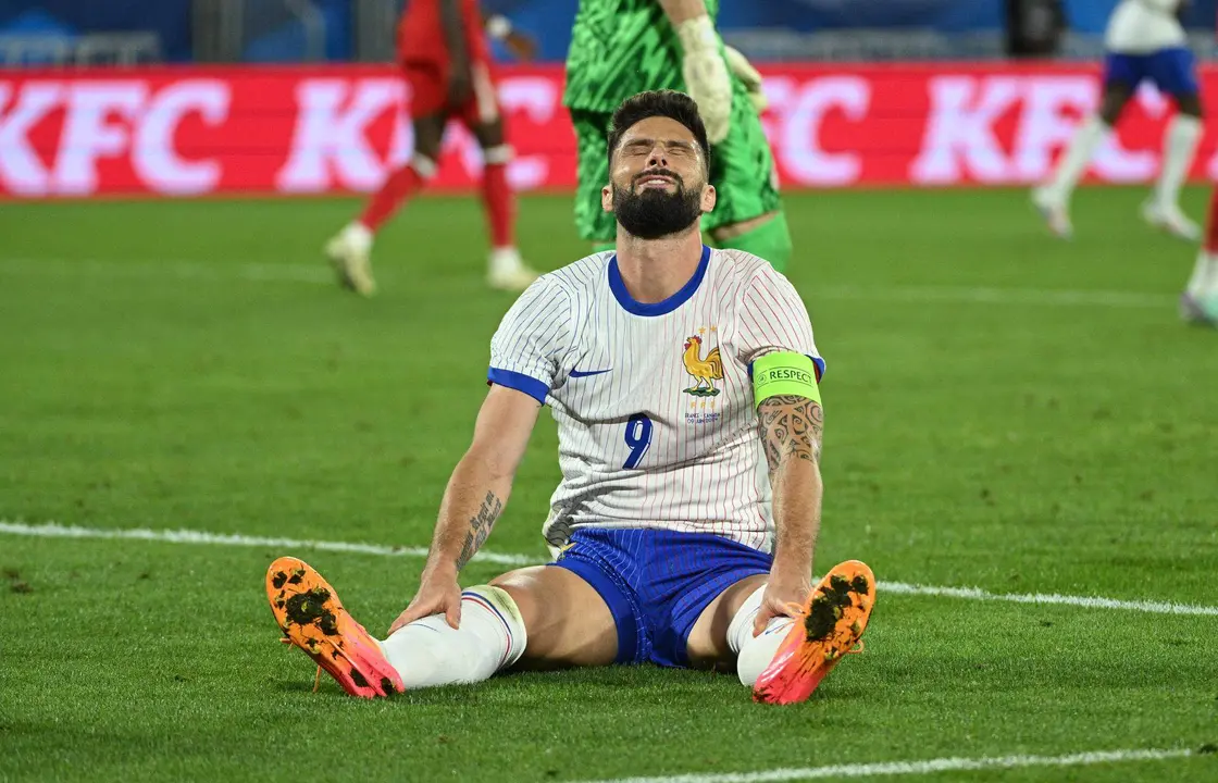 El delantero de Francia Olivier Giroud se lamenta durante el amistosos que han jugado Francia y Canad&aacute; en Burdeos, Francia. EFE/EPA/Caroline Blumberg