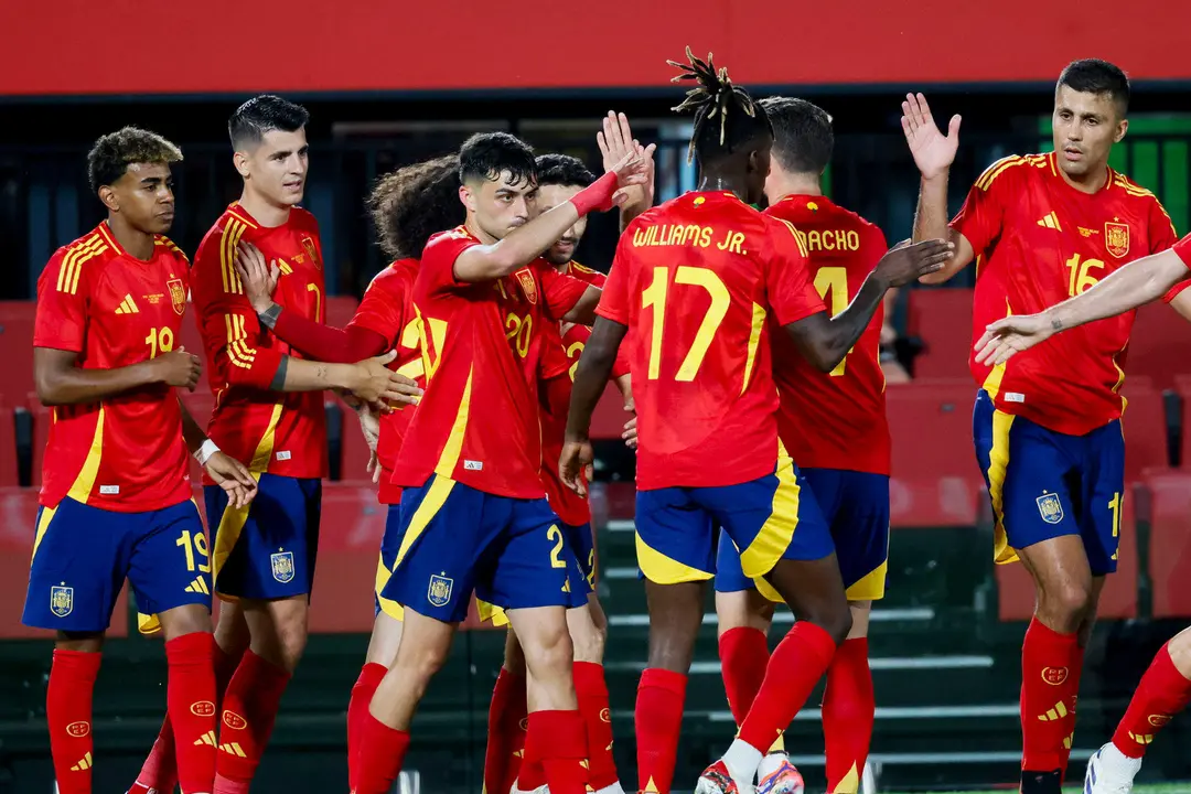 El centrocampista de Espa&ntilde;a Pedri (4i) celebra el primer gol de su equipo ante Irlanda del Norte, durante el partido amistoso de f&uacute;tbol disputado este s&aacute;bado en el estadio de Son Moix. EFE/CATI CLADERA