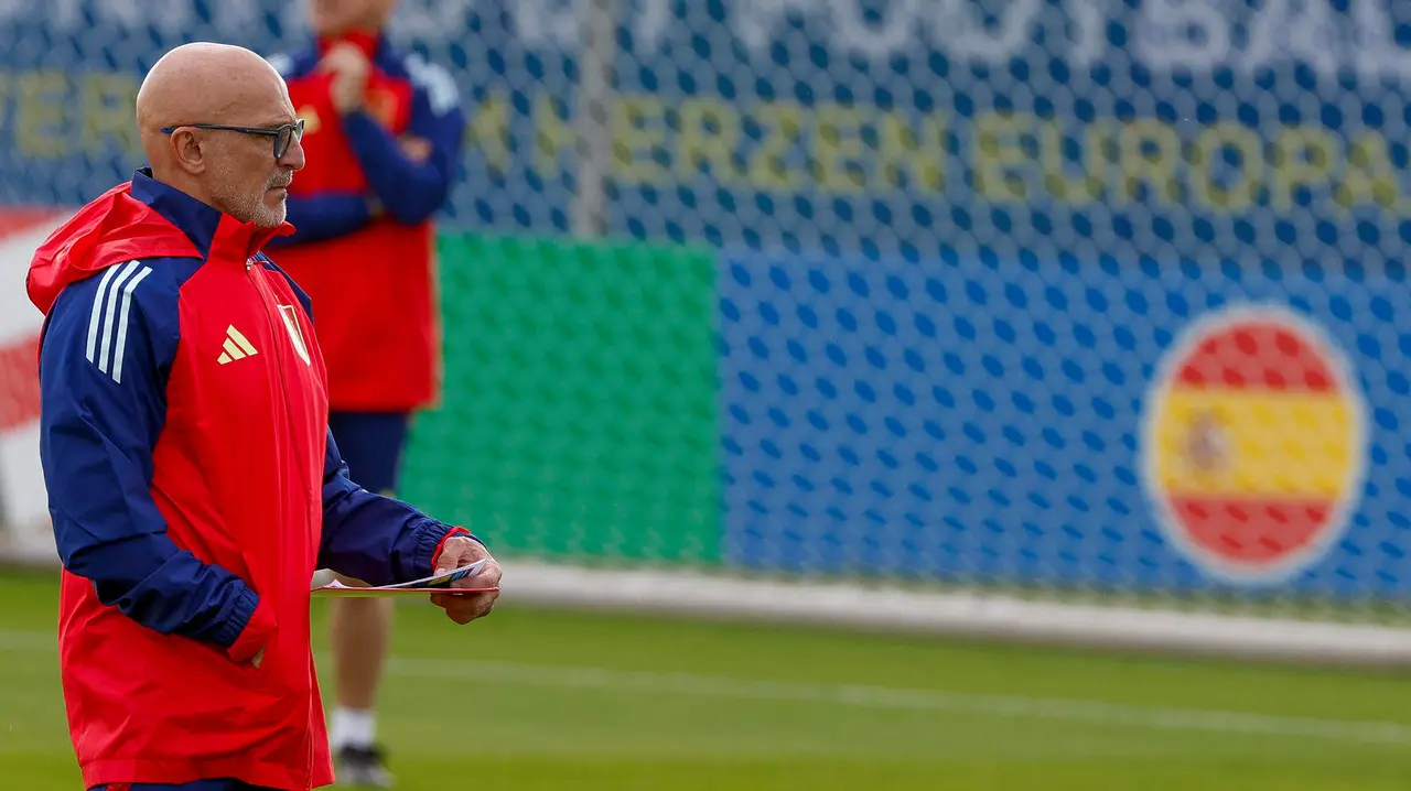 El seleccionador espa&ntilde;ol, Luis de la Fuente, dirige el entrenamiento de este domingo en el Centro Deportivo SV Aasen, en la localidad alemana de Donaueschingen, donde preparan el segundo partido del grupo B de la Eurocopa 2024 ante Italia. EFE/J.J.Guill&eacute;n