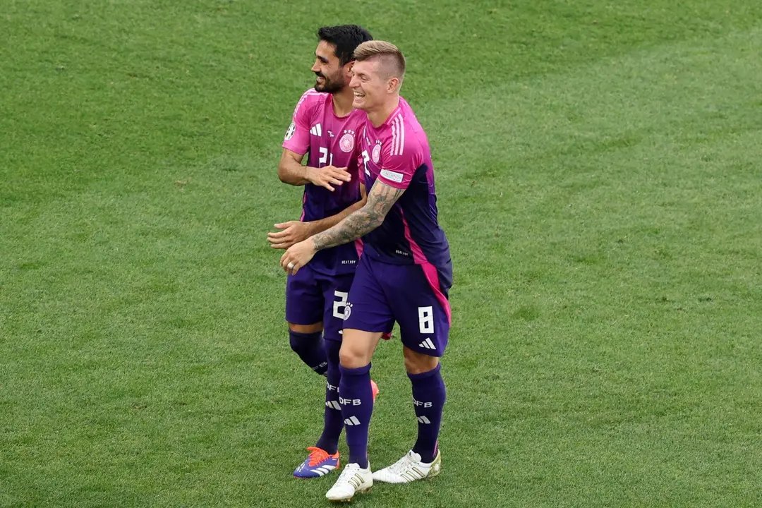 Los alemanes Toni Kroos (d) y Ilkay Gundogan tras el partido del grupo A que han jugado Alemania y Hungr&iacute;a en Stuttgart, Alemania. ) EFE/EPA/MOHAMED MESSARA