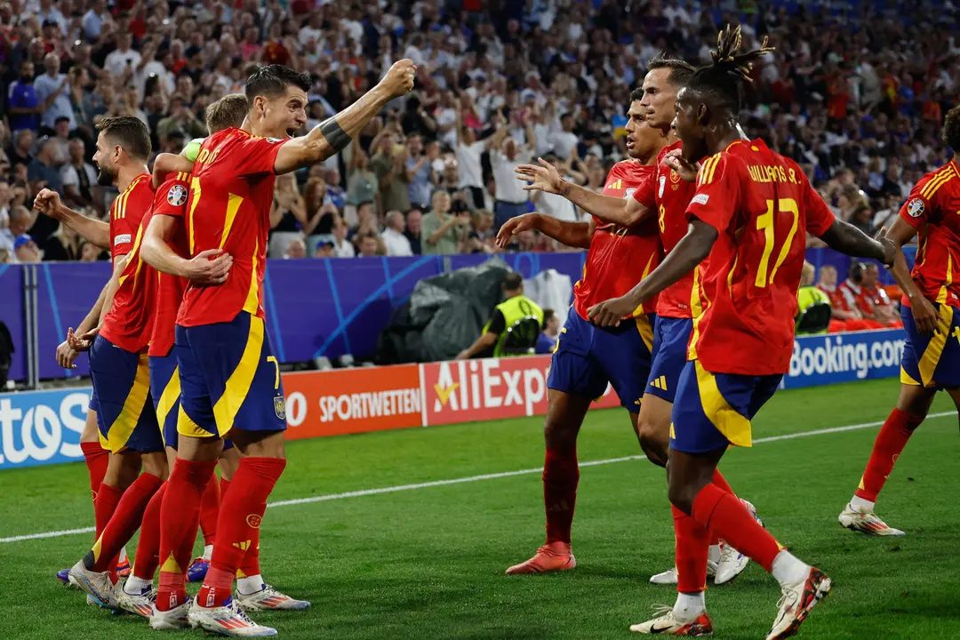 Los jugadores de la selecci&oacute;n espa&ntilde;ola celebran el segundo gol del combinado espa&ntilde;ol durante el partido de semifinales de la Eurocopa de f&uacute;tbol que Espa&ntilde;a y Francia disputan en M&uacute;nich. EFE/Alberto Estevez