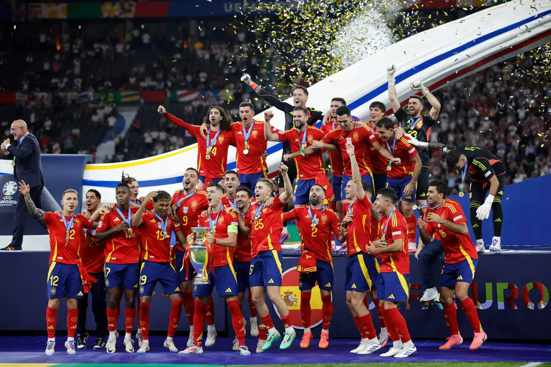 El capit&aacute;n de la selecci&oacute;n espa&ntilde;ola &Aacute;lvaro Morata (c) levanta el trofeo junto a sus compa&ntilde;eros durante la celebraci&oacute;n de la victoria de la Eurocopa, tras vencer a Inglaterra en el partido de la final disputado este domingo en el Estadio Ol&iacute;mpico de Berl&iacute;n. EFE/Alberto Est&eacute;vez