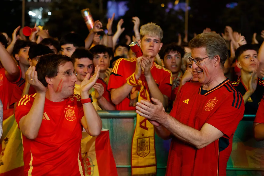 El l&iacute;der del PP Alberto N&uacute;&ntilde;ez Feij&oacute;o celebra con el alcalde de Madrid, Jos&eacute; Luis Mart&iacute;nez-Almeida (i), el primer gol de la selecci&oacute;n espa&ntilde;ola durante la final de la Eurocopa que disputan este domingo las selecciones de Espa&ntilde;a e Inglaterra. EFE/Chema Moya