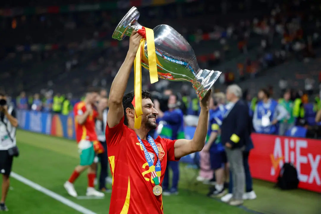 El jugador de la selecci&oacute;n espa&ntilde;ola, Jesus Navas, celebra su victoria en la final de la Eurocopa tras derrotar por 2-1 a Inglaterra en el encuentro que han disputado en el estadio Ol&iacute;mpico de Berl&iacute;n. EFE /Alberto Est&eacute;vez.