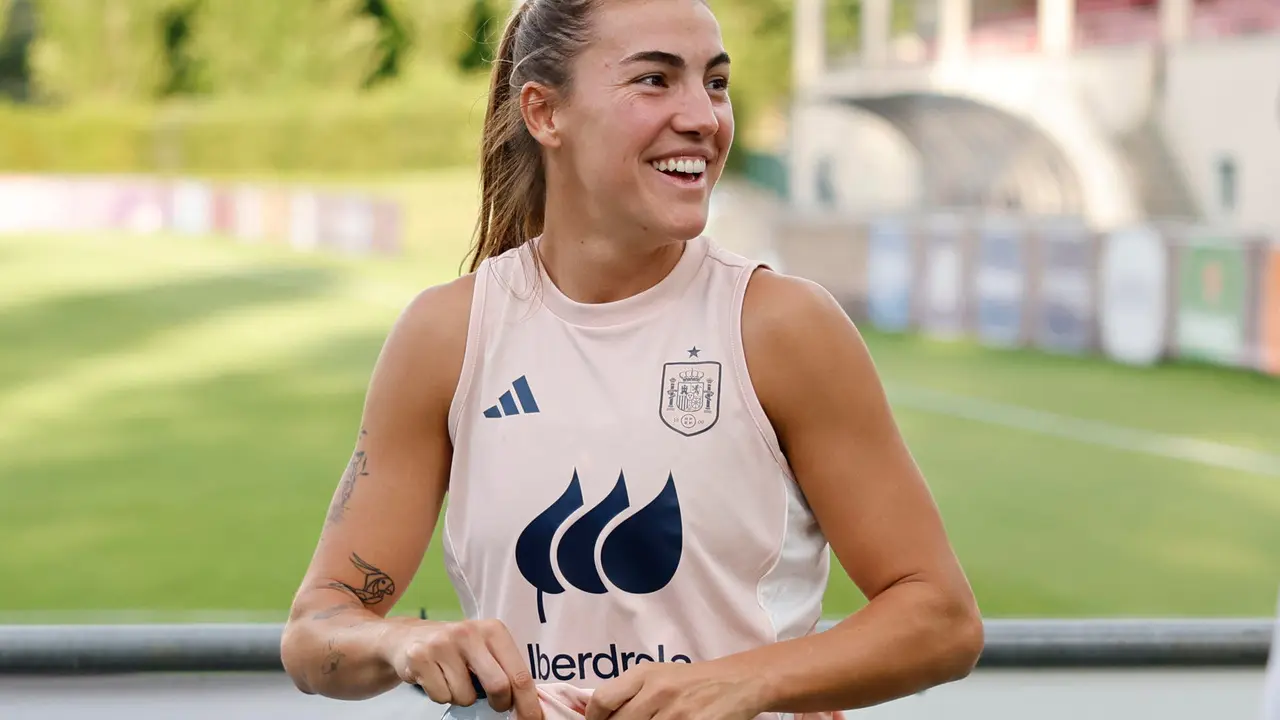 La jugadora de la selecci&oacute;n espa&ntilde;ola, Patri Guijarro, durante la rueda de prensa que ha ofrecido hoy jueves en Lausana, previa a la final que disputan el pr&oacute;ximo domingo frente a Inglaterra. EFE / Ana Escobar.