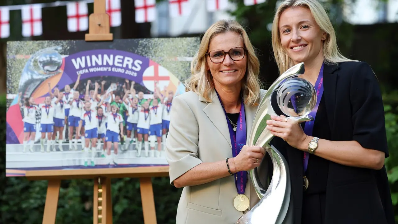 Sarina Wiegman (i) y Leah Williamson. EFE/EPA/ANDY RAIN / POOL