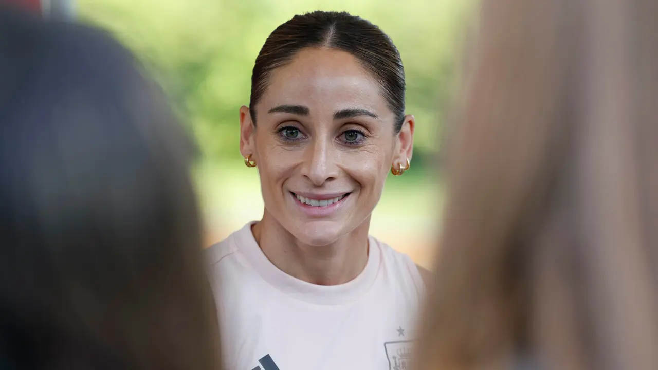 La jugadora de la selecci&oacute;n espa&ntilde;ola, Esther Gonz&aacute;lez, durante la rueda de prensa que ha ofrecido hoy jueves en Lausana, previa a la final que disputan el pr&oacute;ximo domingo frente a Inglaterra. EFE / Ana Escobar.